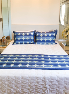 KIT CAMA COM 3 PEÇAS - 2 FRONHAS E 1 PESEIRA ESTAMPA POA EM TONS DE AZUL E VERDE