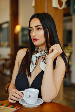 LENÇO FEMININO ESTAMPA POÁ BEIGE COM FLORES - comprar online