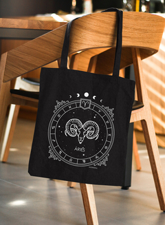 BOLSA DE OMBRO EM TECIDO ESTAMPA SIGNOS na internet