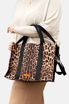 BOLSA COM ALÇA DE MÃO E DE OMBRO ESTAMPA ONÇA PINTADA na internet