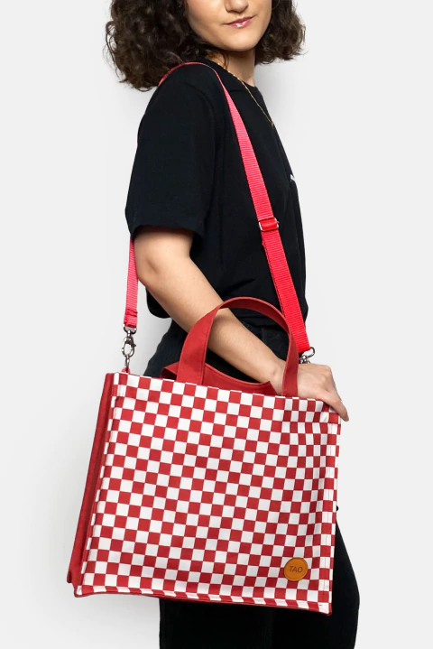 BOLSA TECIDO RESISTENTE COM ALÇA TRANSVERSAL E TAG PERSONALIZADA ESTAMPA XADREZ - comprar online