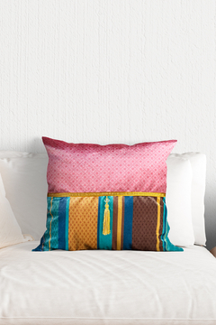 CAPA DE ALMOFADA COM TASSEL 45X45 EM VELUDO BRILHOSO OFICIAL BBB 25 ESTAMPA INIDIANA - Signora | Estilo & Decor