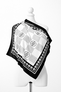 LENÇO FEMININO TECIDO TOQUE DE SEDA ESTAMPA CLASSICA na internet