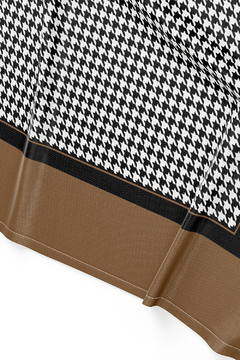 KIT LENÇO 65X65 COM NECESSAIRE FEMININA P - ESTAMPA PIED POULE CARAMELO - Signora | Estilo & Decor