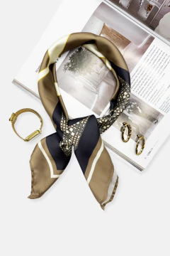 LENÇO FEMININO PERSONALIZADO TECIDO TOQUE DE SEDA MARROM COM LETRA INICIAL na internet