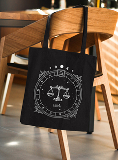 BOLSA DE OMBRO EM TECIDO ESTAMPA SIGNOS na internet