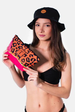 NECESSAIRE FEMININA DE PRAIA PERSONALIZADA ESTAMPA ONCINHA NEON PINK - comprar online