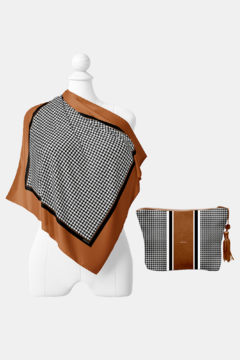 KIT LENÇO 65X65 COM NECESSAIRE FEMININA P - ESTAMPA PIED POULE CARAMELO