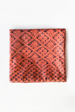 CAPA DE ALMOFADA 45X45 EM VELUDO ESTAMPA CROCHÊ TERRACOTA - Signora Estilo e Decor 