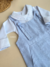 Jardineira de algodão listrada azul com camisa branca bebe body bordado proteção solar menino menina listado listrado azul 