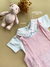 Body Algodão Egípcio com proteção solar UV50+ bordado rosa bebê menina poá rosa jardineira listrada rosa 