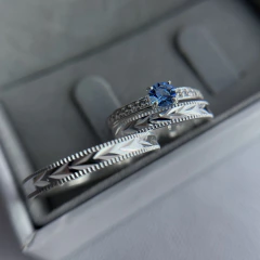 Aliança 3mm reta - toda diamantada desenhada + anel solitário cravejado com pedra azul - comprar online