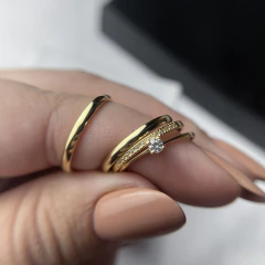 Aliança 2mm dourada - abaulada polida lisa com aparador cravejado + anel solitário - Jhenifer Pratas
