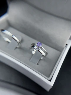 Aliança 3mm chanfrada polida- com pedra central lilás - loja online
