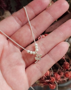 Collar Trébol (con esferas brillosas)