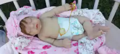 BEBÊ DE SILICONE SÓLIDO MENINA MAMA E FAZ XIXI na internet