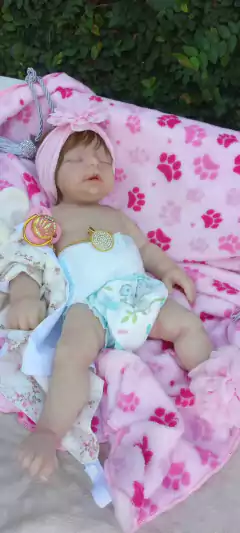 BEBÊ DE SILICONE SÓLIDO MENINA MAMA E FAZ XIXI - Tatuka