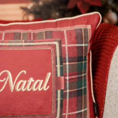 Capa de Almofada Retangular Feliz Natal em Veludo Bordo com Cordone na internet
