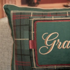Capa de Almofada Retangular Natalina Gratidão em Veludo Verde com Cordone na internet