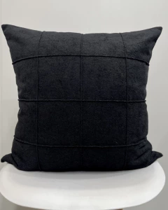 Capa Almofada Boucle Drapeada Grid Preta Grande - comprar online