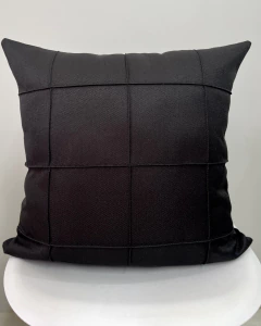 Capa Almofada Linho Drapeada Preta Grande - comprar online