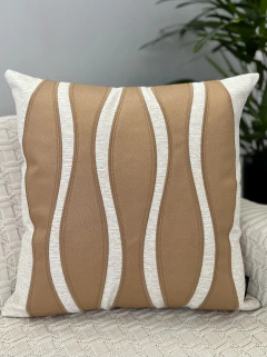 Capa de Almofada Concept Linho com Aplicação em Corino Caramelo 50x50