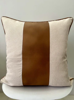 Capa de Almofada Linho e Corino Faixa Caramelo 50x50