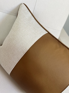 Capa de Almofada Retangular Linho e Corino Faixa Caramelo - comprar online