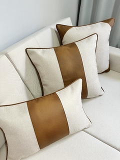 Capa de Almofada Linho e Corino Faixa Caramelo - Le Fran Home Decor 