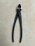 Imagem de um alicate lateral de aço carbono de 210mm, utilizado para cortes precisos em bonsai.