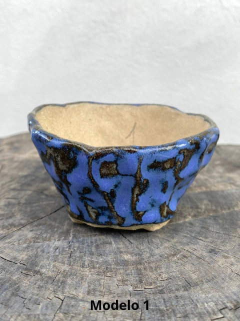 Vaso de cerâmica artesanal para bonsai, modelo 1, com acabamento orgânico em tom marrom claro, posicionado sobre superfície de madeira