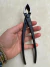 Imagem de um alicate lateral de aço carbono de 210mm, utilizado para cortes precisos em bonsai.