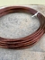 Arame de alumínio esmaltado para bonsai de 2,05mm, enrolado em bobina sobre uma superfície de madeira.