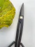 Tesoura Satsuki preta de 180mm para poda de bonsai sobre fundo bege claro