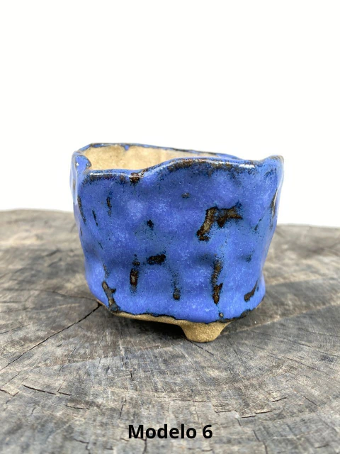 Vaso de cerâmica artesanal para bonsai, modelo 6, com acabamento orgânico em tom marrom claro, posicionado sobre superfície de madeira