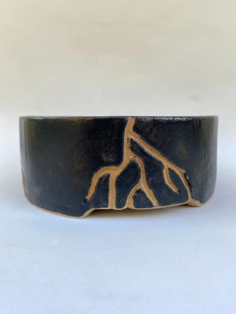 Vaso bonsai de cerâmica artesanal com design de raízes, medindo 12,5x5,5 cm