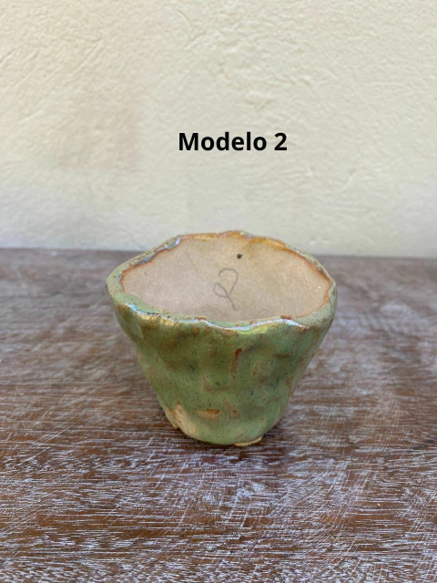 Vaso de cerâmica artesanal para bonsai, modelo 2, com acabamento orgânico em tom marrom claro, posicionado sobre superfície de madeira