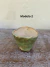 Vaso de cerâmica artesanal para bonsai, modelo 2, com acabamento orgânico em tom marrom claro, posicionado sobre superfície de madeira