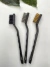 Kit de três escovas para limpeza de bonsai com cabo preto e cerdas em diferentes materiais e cores