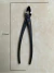 Imagem de um alicate lateral de aço carbono de 210mm, utilizado para cortes precisos em bonsai.