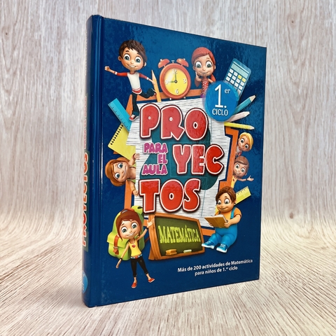 Portada del libro "Proyecto para el aula - Matemática 1 ciclo", que muestra personajes infantiles y elementos escolares como un reloj y una calculadora.