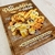 Portada del libro "La Panadería en casa" con variedad de panes y facturas, incluyendo recetas y consejos de panadería.