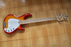 Baixo Music Man Ernie Ball Sting Ray 5 Honey Sunburst Replica Chinesa