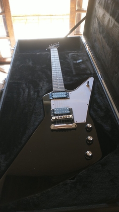 Guitarra Elétrica Explorer Preta T Ebony 76 Replica Chinesa - comprar online