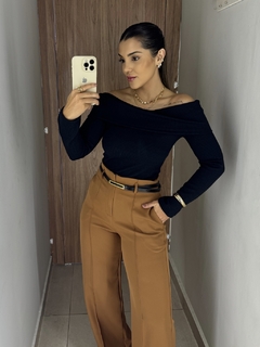 Calça pantalona com cinto caramelo na internet