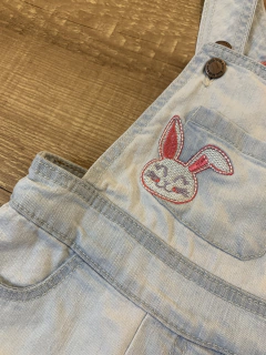 Jardineira jeans com bolsinho - coelhinho bordado (PUC) - Babies Move Brecho