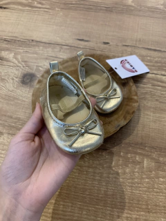 Sapatinho dourado com elastico com lacinho (Gymboree) na internet