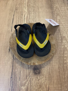 Chinelo preto com tiras amarelas (Klin) na internet