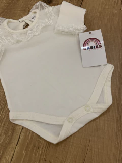 Body manga longa off com gola e manga de renda (Mundo Colorido) - Babies Move Brecho