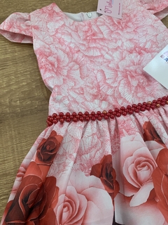 Vestido rodado branco com flores vermelhas e cinto de pérolas na internet